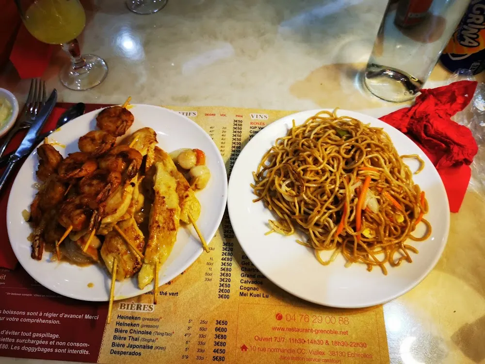 Brochette de Poulet Mariné Sauce À l'Ail Et Nouille Chinoise